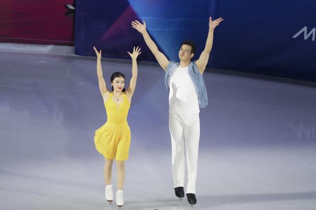 (260206) -- MILAN, Feb. 6, 2026 (Xinhua) -- Wang Shiyue (L)/Liu Xinyu of China greet spectators before the figure skating team event ice dance rhythm dance of the Milan-Cortina 2026 Olympic Winter Games in Milan, Italy, Feb. 6, 2026. (Xinhua/Xue Yuge)