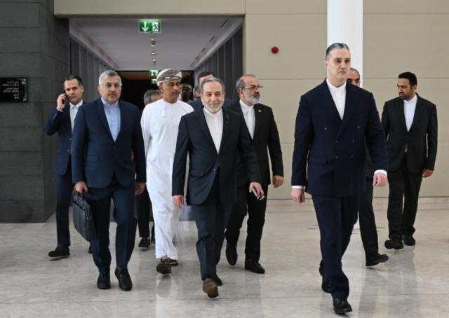 (260206) -- MUSCAT, Feb. 6, 2026 (Xinhua) -- Iranian Foreign Minister Seyed Abbas Araghchi (C, front) and his accompanying delegation depart for the site of the bilateral talks in Muscat, Oman, Feb. 6, 2026.
  Delegations from the United States and Iran on Friday began talks in the Omani capital of Muscat, marking a renewed diplomatic effort amid heightened regional tensions. (Xinhua)