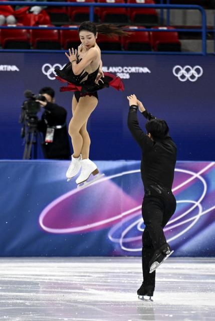 (260206) -- MILAN, Feb. 6, 2026 (Xinhua) -- Sui Wenjing (L) and Han Cong of China perform during the figure skating team event pair skating short program of the Milan-Cortina 2026 Olympic Winter Games in Milan, Italy, Feb. 6, 2026. (Xinhua/Cheng Min)
