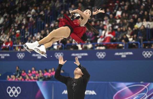 (260206) -- MILAN, Feb. 6, 2026 (Xinhua) -- Sui Wenjing (up) and Han Cong of China perform during the figure skating team event pair skating short program of the Milan-Cortina 2026 Olympic Winter Games in Milan, Italy, Feb. 6, 2026. (Xinhua/Cheng Min)