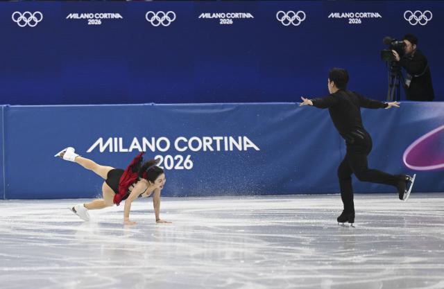 (260206) -- MILAN, Feb. 6, 2026 (Xinhua) -- Sui Wenjing (L) and Han Cong of China perform during the figure skating team event pair skating short program of the Milan-Cortina 2026 Olympic Winter Games in Milan, Italy, Feb. 6, 2026. (Xinhua/Cheng Min)