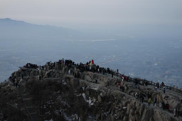(260206) -- JINAN, Feb. 6, 2026 (Xinhua) -- Tourists wait for the sunrise at Mount Tai in Tai'an, east China's Shandong Province, Feb. 6, 2026. (Xinhua/Zhu Zheng)