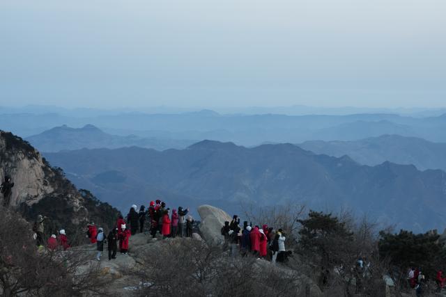 (260206) -- JINAN, Feb. 6, 2026 (Xinhua) -- Tourists wait for the sunrise at Mount Tai in Tai'an, east China's Shandong Province, Feb. 6, 2026. (Xinhua/Zhu Zheng)