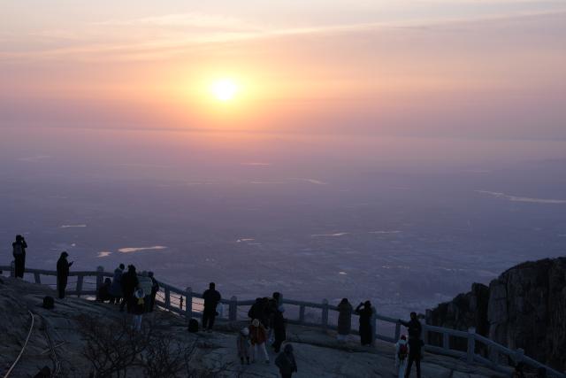 (260206) -- JINAN, Feb. 6, 2026 (Xinhua) -- Tourists watch the sunrise at Mount Tai in Tai'an, east China's Shandong Province, Feb. 6, 2026. (Xinhua/Zhu Zheng)