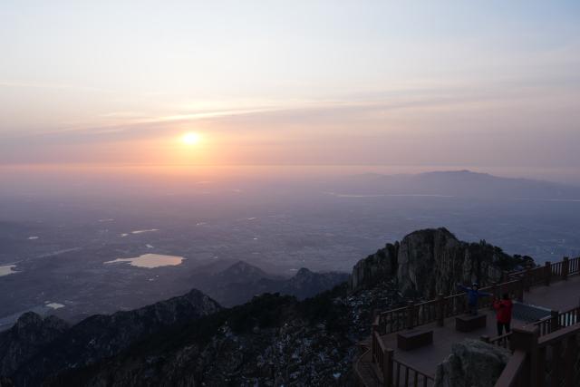 (260206) -- JINAN, Feb. 6, 2026 (Xinhua) -- Tourists watch the sunrise at Mount Tai in Tai'an, east China's Shandong Province, Feb. 6, 2026. (Xinhua/Zhu Zheng)
