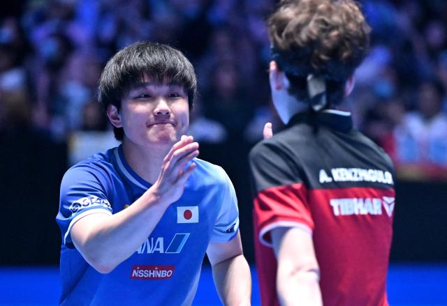 (260206) -- HAIKOU, Feb. 6, 2026 (Xinhua) -- Harimoto Tomokazu (L) greets Aidos Kenzhigulov after the men's singles group 3 match between Harimoto Tomokazu of Japan and Aidos Kenzhigulov of Kazakhstan at the ITTF-ATTU Asian Cup Haikou 2026 table tennis tournament in Haikou, south China's Hainan Province, Feb. 6, 2026. (Xinhua/Guo Cheng)