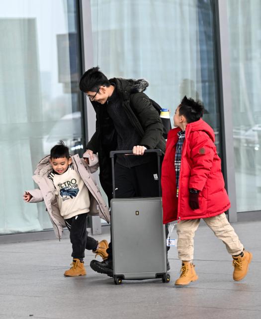 (260206) -- NANJING, Feb. 6, 2026 (Xinhua) -- Children travelling with their family are about to take a train at the Nanjing South Railway Station in Nanjing, east China's Jiangsu Province, Feb. 6, 2026. (Xinhua/Ji Chunpeng)