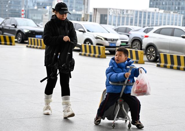 (260206) -- NANJING, Feb. 6, 2026 (Xinhua) -- A boy travelling with his family is about to take a train at the Nanjing South Railway Station in Nanjing, east China's Jiangsu Province, Feb. 6, 2026. (Xinhua/Ji Chunpeng)