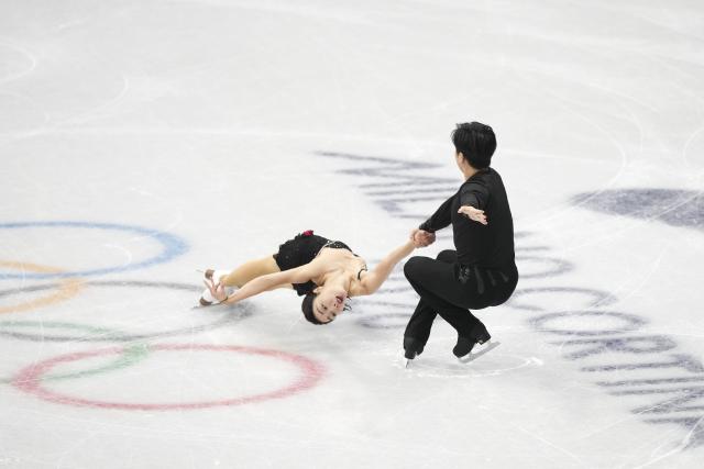 (260206) -- MILAN, Feb. 6, 2026 (Xinhua) -- Sui Wenjing (L) and Han Cong of China perform during the figure skating team event pair skating short program of the Milan-Cortina 2026 Olympic Winter Games in Milan, Italy, Feb. 6, 2026. (Xinhua/Xue Yuge)