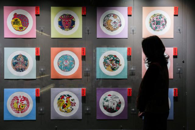 (260206) -- NANJING, Feb. 6, 2026 (Xinhua) -- A woman visits an exhibition on Taohuawu woodblock New Year prints on Pingjiang Road in Suzhou, east China's Jiangsu Province, Feb. 5, 2026.
  Suzhou has a time-honored tradition of displaying New Year prints during the Spring Festival. Taohuawu woodblock New Year prints, named after their widespread popularity on Suzhou's Taohuawu Street in ancient times, boast a history of over 400 years. Their crafting technique traces back to the woodblock printing methods of the Song Dynasty (960-1279). Featuring a diverse range of themes, these prints not only express people's best wishes for the new year but also mirror the evolving changes in society. 
   With the Spring Festival approaching, Taohuawu woodblock New Year prints have been updated with fresh designs featuring the Year of the Horse elements. An exhibition of these prints is also being held at the Suzhou Art Museum. Meanwhile people can experience the prints making process in person and purchase cultural and creative products at a promotion center of Taohuawu woodblock New Year prints. (Xinhua/Li Bo)