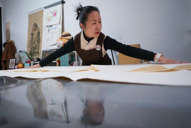 (260206) -- NANJING, Feb. 6, 2026 (Xinhua) -- Qiao Lanrong, an inheritor of Taohuawu woodblock New Year prints, makes a New Year print on the Year of the Horse at her studio in Suzhou, east China's Jiangsu Province, Feb. 5, 2026.
  Suzhou has a time-honored tradition of displaying New Year prints during the Spring Festival. Taohuawu woodblock New Year prints, named after their widespread popularity on Suzhou's Taohuawu Street in ancient times, boast a history of over 400 years. Their crafting technique traces back to the woodblock printing methods of the Song Dynasty (960-1279). Featuring a diverse range of themes, these prints not only express people's best wishes for the new year but also mirror the evolving changes in society. 
   With the Spring Festival approaching, Taohuawu woodblock New Year prints have been updated with fresh designs featuring the Year of the Horse elements. An exhibition of these prints is also being held at the Suzhou Art Museum. Meanwhile people can experience the prints making process in person and purchase cultural and creative products at a promotion center of Taohuawu woodblock New Year prints. (Xinhua/Li Bo)