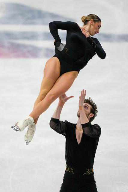 (260206) -- MILAN, Feb. 6, 2026 (Xinhua) -- Sara Conti (top) and Niccolo Macii of Italy perform during the figure skating team event pair skating short program of the Milan-Cortina 2026 Olympic Winter Games in Milan, Italy, Feb. 6, 2026. (Xinhua/Xue Yuge)