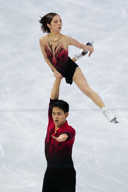 (260206) -- MILAN, Feb. 6, 2026 (Xinhua) -- Miura Riku (Top)/Kihara Ryuichi of Japan perform during the figure skating team event pair skating short program of the Milan-Cortina 2026 Olympic Winter Games in Milan, Italy, Feb. 6, 2026. (Xinhua/Xue Yuge)