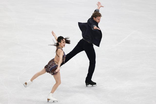 (260206) -- MILAN, Feb. 6, 2026 (Xinhua) -- Madison Chock (L)/Evan Bates of the United States perform during the figure skating team event ice dance rhythm dance of the Milan-Cortina 2026 Olympic Winter Games in Milan, Italy, Feb. 6, 2026. (Xinhua/Chen Yichen)