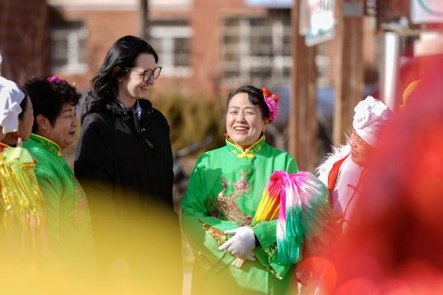 (260206) -- YINCHUAN, Feb. 6, 2026 (Xinhua) -- An international student (3rd L) of North Minzu University talks about Yangge dance with local residents in Yinchuan, northwest China's Ningxia Hui Autonomous Region, Feb. 5, 2026. As the Spring Festival approaches, international students from North Minzu University were invited to a community in Yinchuan to experience traditional Chinese folk customs and share the festive joy of the Chinese New Year with local residents. (Xinhua/Yang Zhisen)