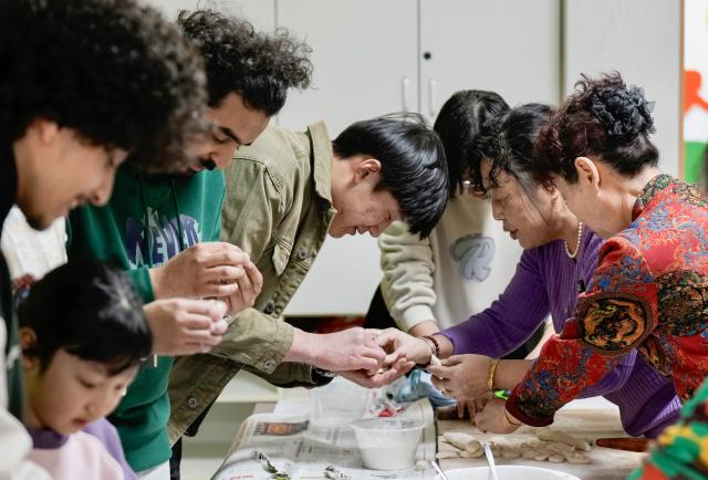 (260206) -- YINCHUAN, Feb. 6, 2026 (Xinhua) -- International students of North Minzu University make dumplings together with local residents in Yinchuan, northwest China's Ningxia Hui Autonomous Region, Feb. 5, 2026. As the Spring Festival approaches, international students from North Minzu University were invited to a community in Yinchuan to experience traditional Chinese folk customs and share the festive joy of the Chinese New Year with local residents. (Xinhua/Yang Zhisen)