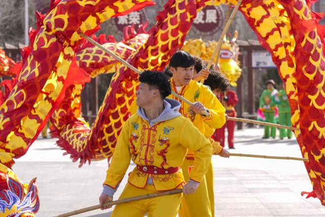 (260206) -- YINCHUAN, Feb. 6, 2026 (Xinhua) -- International students of North Minzu University experience dragon dance in Yinchuan, northwest China's Ningxia Hui Autonomous Region, Feb. 5, 2026. As the Spring Festival approaches, international students from North Minzu University were invited to a community in Yinchuan to experience traditional Chinese folk customs and share the festive joy of the Chinese New Year with local residents. (Xinhua/Yang Zhisen)
