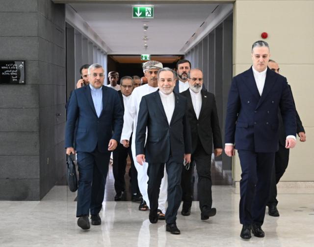 (260206) -- MUSCAT, Feb. 6, 2026 (Xinhua) -- Iranian Foreign Minister Seyed Abbas Araghchi (C, front) and his accompanying delegation depart for the site of the bilateral talks in Muscat, Oman, Feb. 6, 2026. The indirect talks between Iran and the United States in Oman's Muscat were "a good start," with both sides agreeing to continue negotiations in the future, Iran's Fars News Agency reported Friday, citing Iranian Foreign Minister Seyed Abbas Araghchi. (Xinhua)