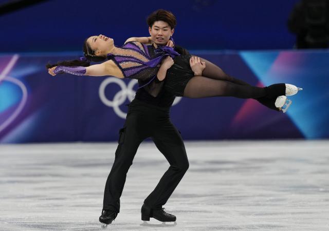 (260206) -- MILAN, Feb. 6, 2026 (Xinhua) -- Yoshida Utana (front)/Morita Masaya of Japan compete during the figure skating team event pair skating short program of the Milan-Cortina 2026 Olympic Winter Games in Milan, Italy, Feb. 6, 2026. (Xinhua/Cheng Min)