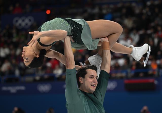 (260206) -- MILAN, Feb. 6, 2026 (Xinhua) -- Anastasia Vaipan-Law (top)/Luke Digby of Britain compete during the figure skating team event pair skating short program of the Milan-Cortina 2026 Olympic Winter Games in Milan, Italy, Feb. 6, 2026. (Xinhua/Cheng Min)