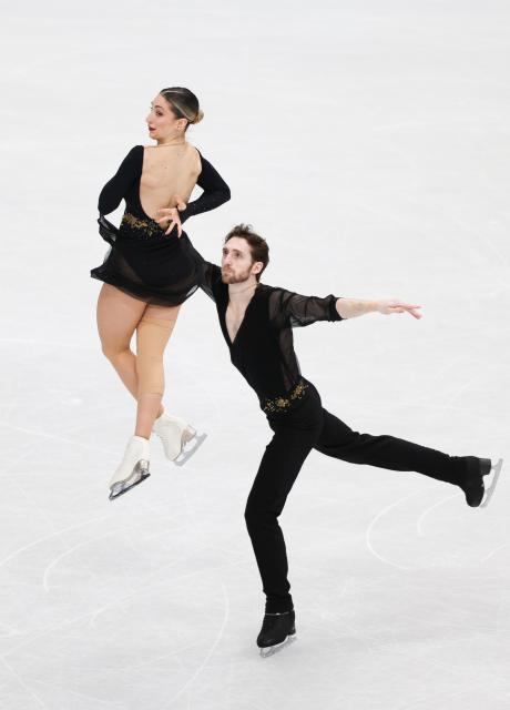 (260206) -- MILAN, Feb. 6, 2026 (Xinhua) -- Sara Conti (L)/Niccolo Macii of Italy compete during the figure skating team event pair skating short program of the Milan-Cortina 2026 Olympic Winter Games in Milan, Italy, Feb. 6, 2026. (Xinhua/Chen Yichen)