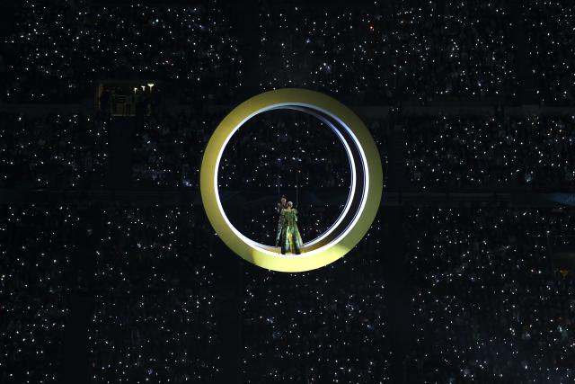 (260206) -- MILAN, Feb. 6, 2026 (Xinhua) -- Artists perform during the opening ceremony of the Milan-Cortina 2026 Olympic Winter Games at the San Siro Olympic Stadium in Milan, Italy, Feb. 6, 2026. (Xinhua/Du Xiaoyi)