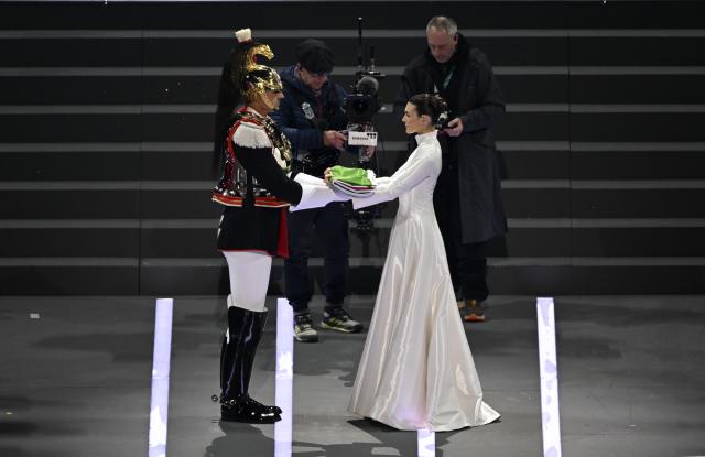 (260206) -- MILAN, Feb. 6, 2026 (Xinhua) -- Vittoria Ceretti hands the Italian national flag over to the Corazzieri during the opening ceremony of the Milan-Cortina 2026 Olympic Winter Games at the San Siro Olympic Stadium in Milan, Italy, Feb. 6, 2026. (Xinhua/Zhang Haofu)