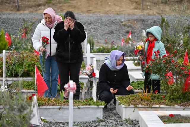 (260206) -- ANTAKYA, Feb. 6, 2026 (Xinhua) -- People mourn for their relatives who died in the Feb. 6, 2023 earthquakes at a cemetery in Antakya, Hatay province, Türkiye on Feb. 6, 2026. TO GO WITH "Feature: 3 yrs on, Turkish people still struggling to recover from devastating earthquake" (Mustafa Kaya/Handout via Xinhua)