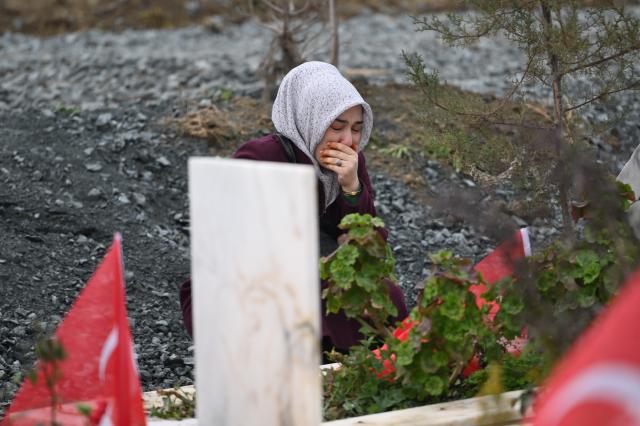 (260206) -- ANTAKYA, Feb. 6, 2026 (Xinhua) -- A woman mourns for her relative who died in the Feb. 6, 2023 earthquakes at a cemetery in Antakya, Hatay province, Türkiye on Feb. 6, 2026. TO GO WITH "Feature: 3 yrs on, Turkish people still struggling to recover from devastating earthquake" (Mustafa Kaya/Handout via Xinhua)