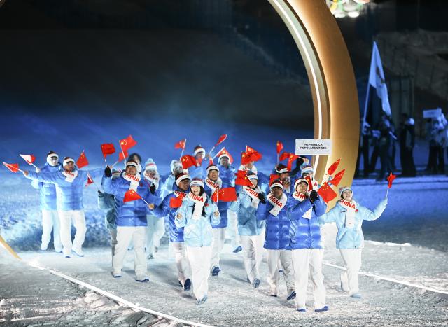 (260206) -- LIVIGNO, Feb. 6, 2026 (Xinhua) -- Members of the delegation of China attend the parade of athletes during the opening ceremony of the Milan-Cortina 2026 Olympic Winter Games in Livigno, Italy, Feb. 6, 2026. (Xinhua/Hu Chao)