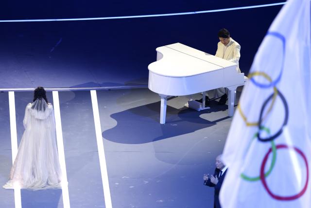 (260206) -- MILAN, Feb. 6, 2026 (Xinhua) -- Chinese pianist Lang Lang (R) and Italian opera singer and Italian opera singer Cecilia Bartoli perform during the opening ceremony of the Milan-Cortina 2026 Olympic Winter Games at the San Siro Olympic Stadium in Milan, Italy, Feb. 6, 2026. (Xinhua/Du Xiaoyi)