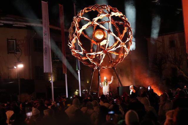 (260207) -- CORTINA D'AMPEZZO, Feb. 7, 2026 (Xinhua) -- The cauldron of the Milan-Cortina 2026 Olympic Winter Games is lit in Piazza Angelo Dibona in Cortina, Italy, Feb. 6, 2026. (Xinhua/Li Gang)