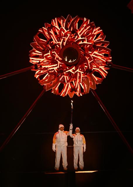 (260207) -- MILAN, Feb. 7, 2026 (Xinhua) -- Torchbearers Deborah Compagnoni (R) and Alberto Tomba ignite the cauldron of the Milan-Cortina 2026 Olympic Winter Games at the Arco della Pace in Milan, Italy, Feb. 6, 2026. (Xinhua/Wu Wei)