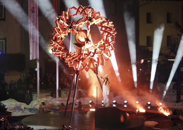 (260207) -- CORTINA D'AMPEZZO, Feb. 7, 2026 (Xinhua) -- Torchbearer Sofia Goggia of Italy ignites the cauldron of the Milan-Cortina 2026 Olympic Winter Games in Piazza Angelo Dibona in Cortina, Italy, Feb. 6, 2026. (Xinhua/Ding Xu)