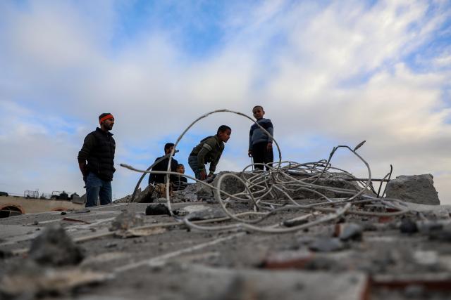 (260207) -- GAZA, Feb. 7, 2026 (Xinhua) -- Palestinians inspect the damage after an Israeli airstrike that destroyed a three-story building in the Zeitoun neighborhood, southeast of Gaza City, on Feb. 6, 2026. (Photo by Rizek Abdeljawad/Xinhua)