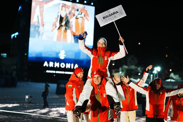 (260207) -- LIVIGNO, Feb. 7, 2026 (Xinhua) -- Members of the delegation of Bulgaria attend the parade of athletes during the opening ceremony of the Milan-Cortina 2026 Olympic Winter Games in Livigno, Italy, Feb. 6, 2026. (Xinhua/Hu Chao)