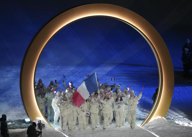 (260207) -- LIVIGNO, Feb. 7, 2026 (Xinhua) -- Members of the delegation of France attend the parade of athletes during the opening ceremony of the Milan-Cortina 2026 Olympic Winter Games in Livigno, Italy, Feb. 6, 2026. (Xinhua/Xia Yifang)