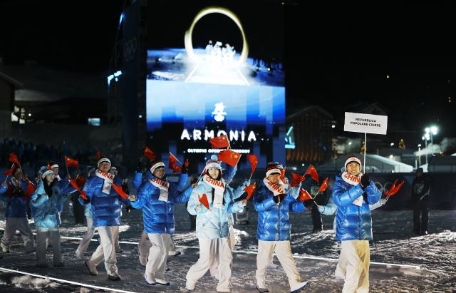 (260207) -- LIVIGNO, Feb. 7, 2026 (Xinhua) -- Members of the delegation of the People's Republic of China attend the parade of athletes during the opening ceremony of the Milan-Cortina 2026 Olympic Winter Games in Livigno, Italy, Feb. 6, 2026. (Xinhua/Hu Chao)