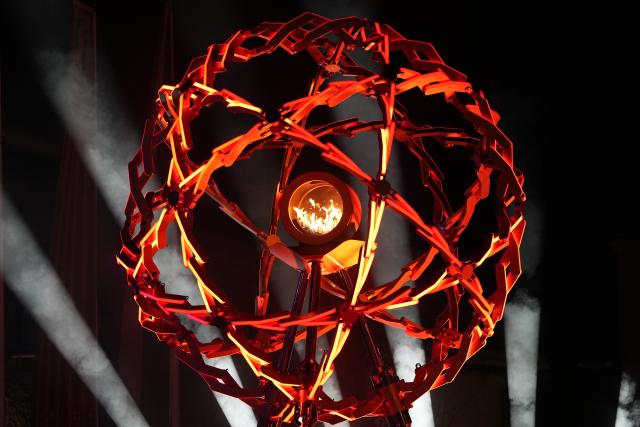 (260207) -- CORTINA D'AMPEZZO, Feb. 7, 2026 (Xinhua) -- The cauldron of the Milan-Cortina 2026 Olympic Winter Games is lit in Piazza Angelo Dibona in Cortina, Italy, Feb. 6, 2026. (Xinhua/Li Gang)