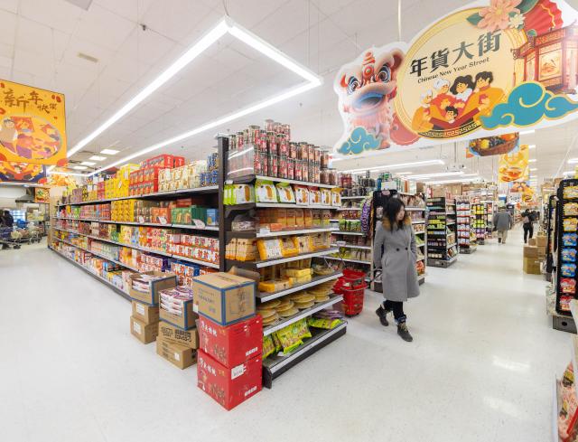(260207) -- TORONTO, Feb. 7, 2026 (Xinhua) -- People shop at a supermarket with decorations marking the upcoming Chinese New Year of the Horse in Toronto, Ontario, Canada, on Feb. 6, 2026.
  Many shopping malls and supermarkets in Ontario have launched their themed decorations to celebrate the upcoming Chinese New Year of the Horse. (Photo by Zou Zheng/Xinhua)