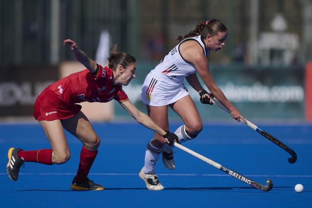(260207) -- VALENCIA, Feb. 7, 2026 (Xinhua) -- Johanna Hachenberg (R) of Germany vies with Judith Vandermeiren of Belgium during the FIH Hockey Pro League women's match between Germany and Belgium in Valencia, Spain, Feb. 6, 2026. (Photo by Pablo Morano/Xinhua)