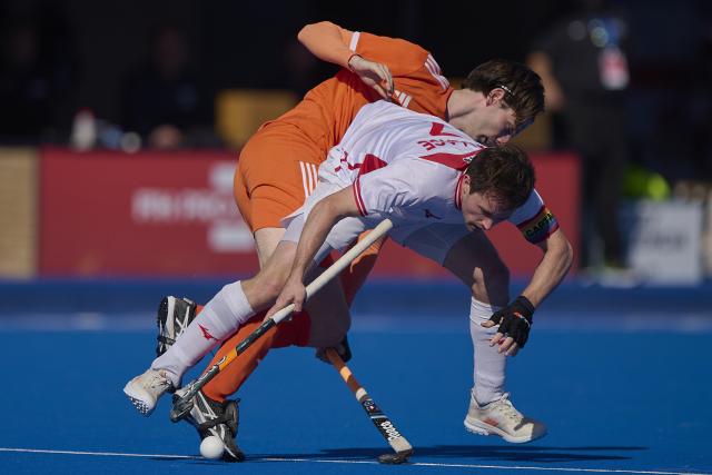 (260207) -- VALENCIA, Feb. 7, 2026 (Xinhua) -- Zachary Wallace (front) of England vies with Lars Balk of the Netherlands during the FIH Hockey Pro League men's match between England and the Netherlands in Valencia, Spain, Feb. 6, 2026. (Photo by Pablo Morano/Xinhua)