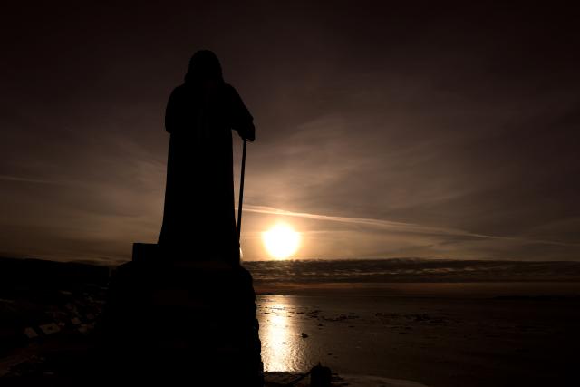 (260207) -- NUUK, Feb. 7, 2026 (Xinhua) -- This photo taken on Feb. 6, 2026 shows a sculpture at sunset in Nuuk, Greenland, an autonomous territory of Denmark. (Xinhua/Li Ying)