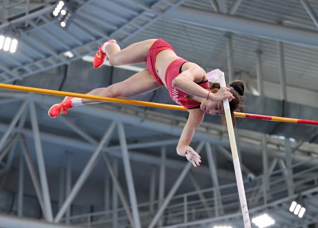 (260207) -- TIANJIN, Feb. 7, 2026 (Xinhua) -- Wei Lingxia of China competes during the women's pole vault final at the 12th Asian Indoor Athletics Championships 2026 in Tianjin, north China, Feb. 7, 2026. (Xinhua/Zhao Zishuo)