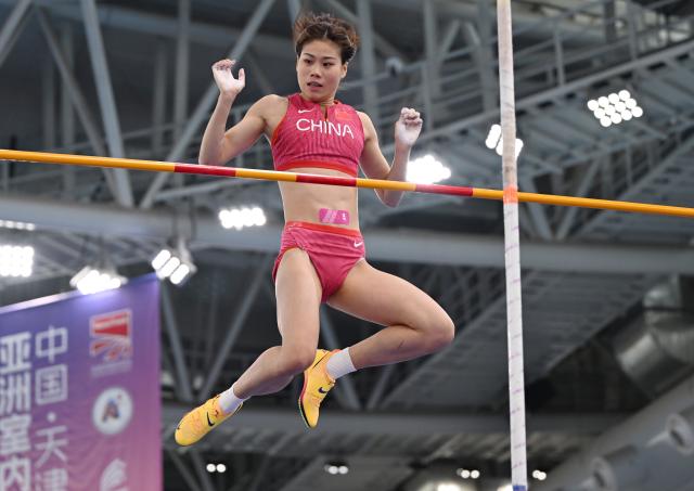 (260207) -- TIANJIN, Feb. 7, 2026 (Xinhua) -- Niu Chunge of China competes during the women's pole vault final at the 12th Asian Indoor Athletics Championships 2026 in Tianjin, north China, Feb. 7, 2026. (Xinhua/Zhao Zishuo)