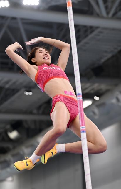 (260207) -- TIANJIN, Feb. 7, 2026 (Xinhua) -- Niu Chunge of China competes during the women's pole vault final at the 12th Asian Indoor Athletics Championships 2026 in Tianjin, north China, Feb. 7, 2026. (Xinhua/Zhao Zishuo)