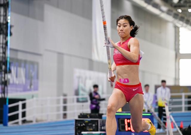 (260207) -- TIANJIN, Feb. 7, 2026 (Xinhua) -- Niu Chunge of China competes during the women's pole vault final at the 12th Asian Indoor Athletics Championships 2026 in Tianjin, north China, Feb. 7, 2026. (Xinhua/Zhao Zishuo)