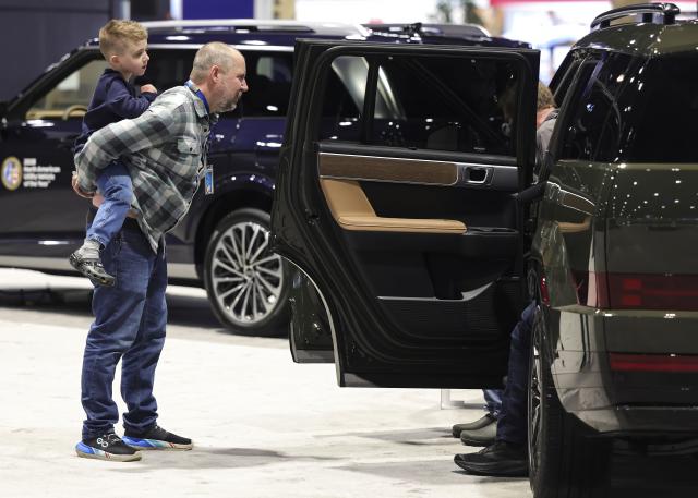 (260207) -- CHICAGO, Feb. 7, 2026 (Xinhua) -- A journalist and his son look at a 2026 Hyundai Palisades SUV during the 2026 Chicago Auto Show Media Preview at McCormick Place in Chicago, the United States, on Feb. 6, 2026. The 2026 Chicago Auto Show runs from Feb. 7 to 16, with more than 30 manufacturers displaying products. (Photo by Joel Lerner/Xinhua)