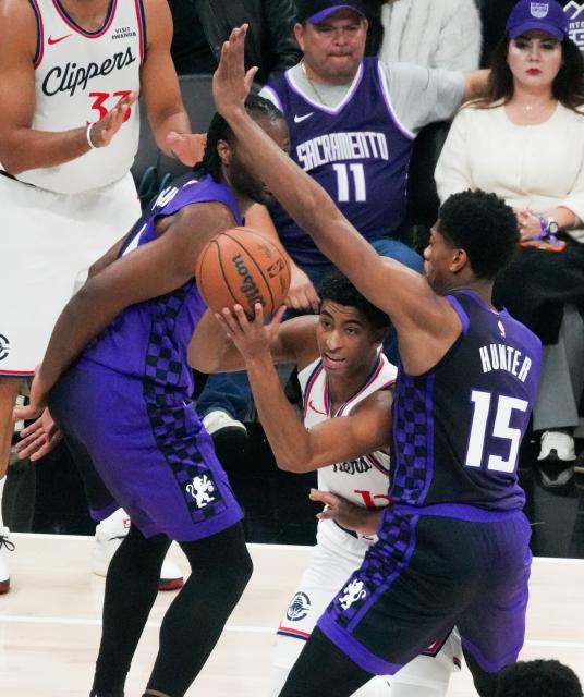 (260207) -- SACRAMENTO, Feb. 7, 2026 (Xinhua) -- Cam Christie (C) of Los Angeles Clippers vies with
De'Andre Hunter (R) of Sacramento Kings during the 2025-2026 NBA regular season basketball game between Los Angeles Clippers and Sacramento Kings in Sacramento, the United States, Feb. 6, 2026. (Photo by Sun Yuxuan/Xinhua)