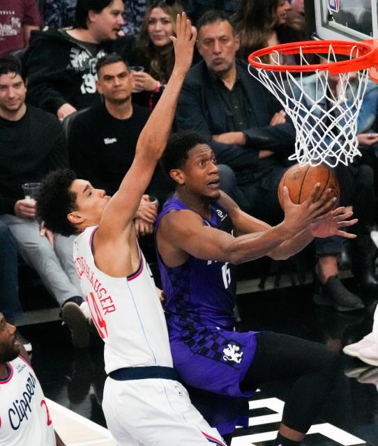 (260207) -- SACRAMENTO, Feb. 7, 2026 (Xinhua) -- De'Andre Hunter (R) of Sacramento Kings goes for a layup during the 2025-2026 NBA regular season basketball game between Los Angeles Clippers and Sacramento Kings in Sacramento, the United States, Feb. 6, 2026. (Photo by Sun Yuxuan/Xinhua)